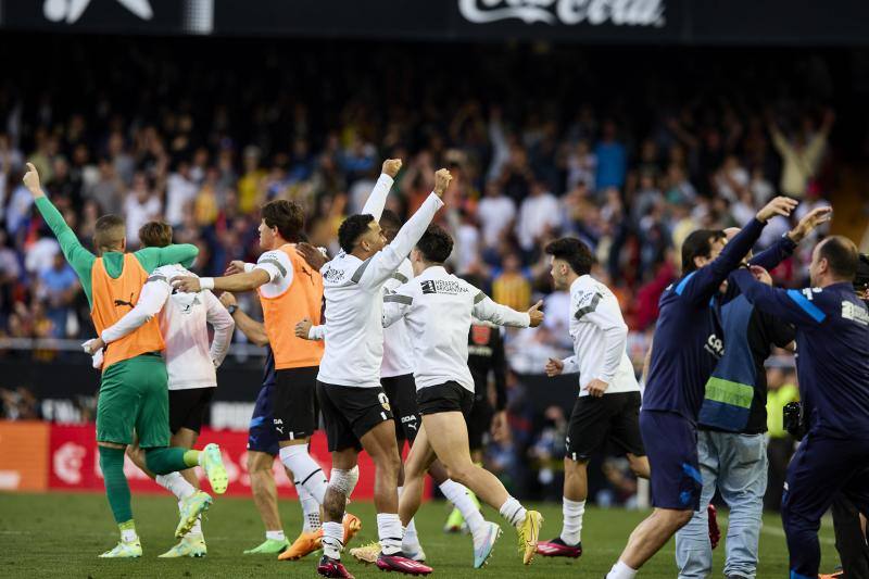 Éxtasis en Mestalla tras ganar al Madrid y agarrar la salvación