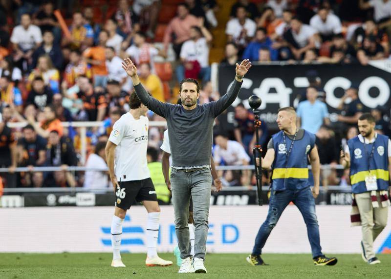 Éxtasis en Mestalla tras ganar al Madrid y agarrar la salvación