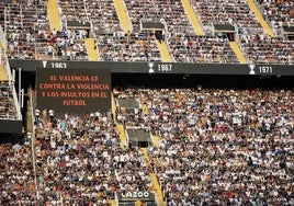 Los videomarcadores de Mestalla, recuerdan la normativa de LaLiga.