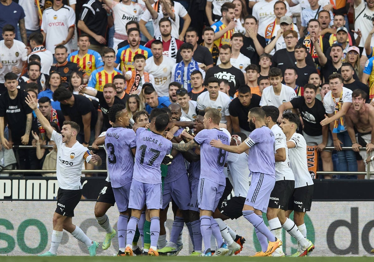 Los futbolistas del Valencia y el Real Madrid, enzarzados.