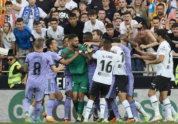 Competición decide el miércoles si cierra ante el Espanyol parte de la grada de Mestalla por los gritos racistas contra Vinicius