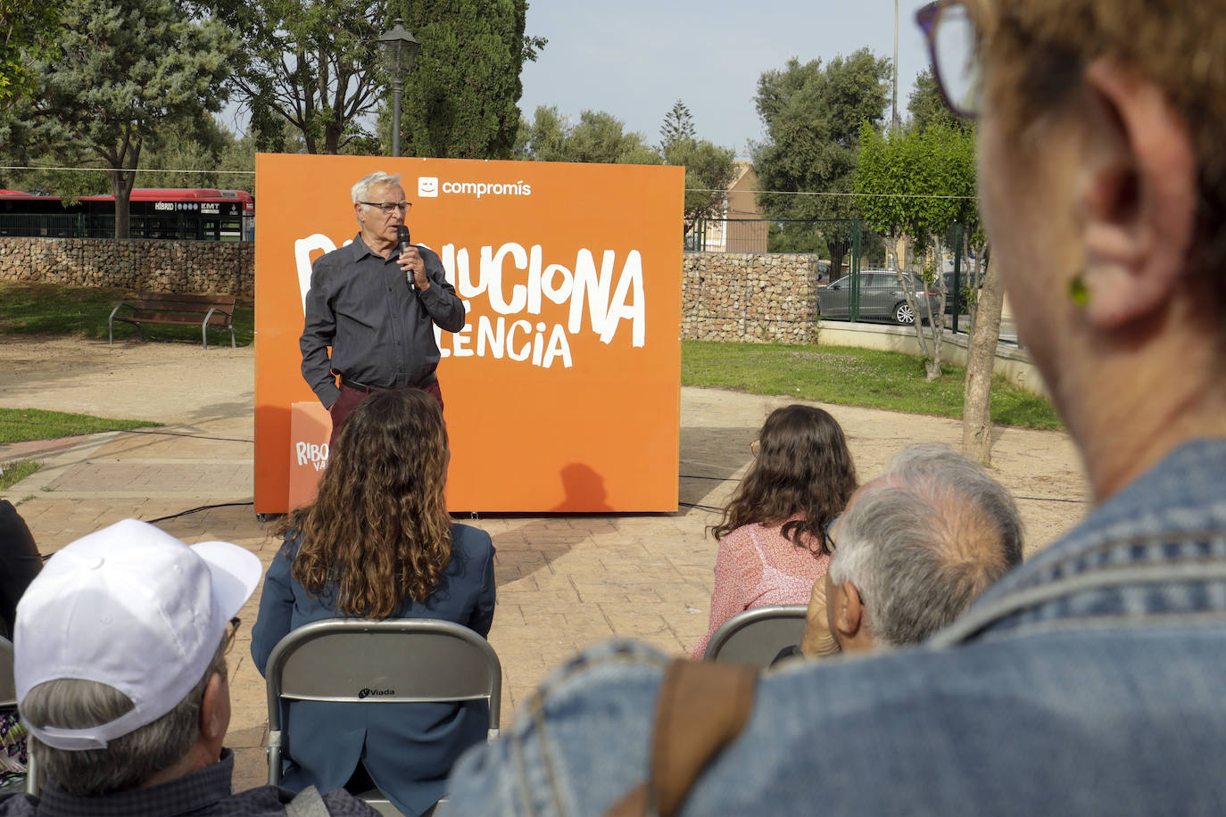 Ribó asiste a un acto de campaña con los vecinos de Castellar