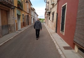 Un vecino camina por la calle San Pedro de Sempere.