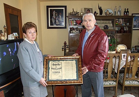 Familiares del compositor muestran la partitura original del universal pasodoble en una imagen de archivo.