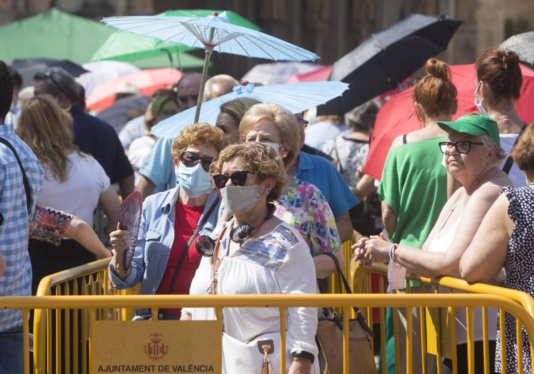 Gente en la cola del Besamanos en 2022.