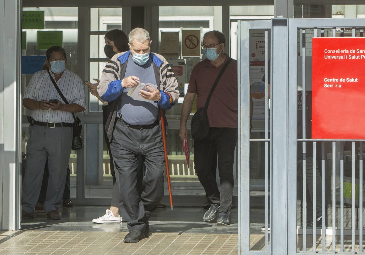 Acceso a un centro de salud valenciano.