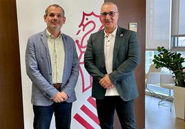 El secretario autonómico de Planificación y Organización del Sistema, Francesc Xavier Uceda, y el presidente del Consejo de Enfermería de la Comunidad Valenciana (Cecova), Juan José Tirado.