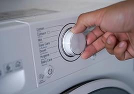 El precio de la luz cae este martes: esta es la hora más barata para poner los electrodomésticos