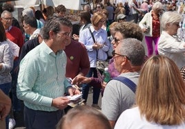 Jorge Rodríguez repartiendo propaganda en el mercado.