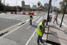 Operarios vallando el puente de las Flores para hacer la reparación de la infraestructura.