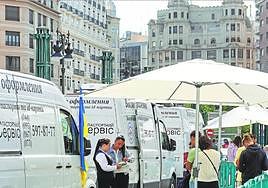 Los minibuses habilitados para renovar el pasaporte a ucranianos.