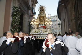 La imagen de la Virgen de los Desamparados durante el traslado a la Catedral.