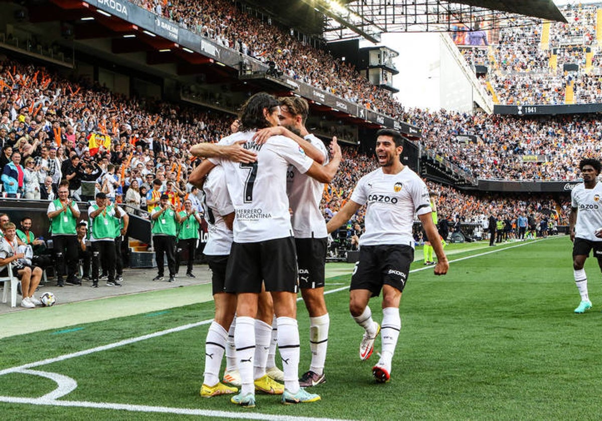 Jugadores del Valencia CF, celebrando tras un gol, en Mestalla.