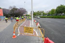 Vallado de uno de los carriles bici que se va a remodelar.