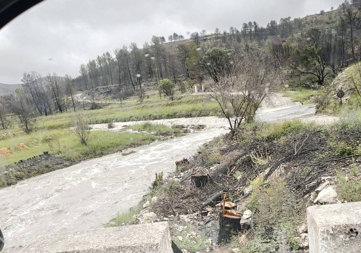 El  río Girona, que nace en Alcalà de la Jovada, baja lleno por las lluvias.