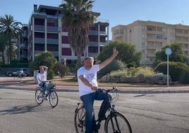 Rafa Carrión recorriendo Dénia en bici para hacer campaña.