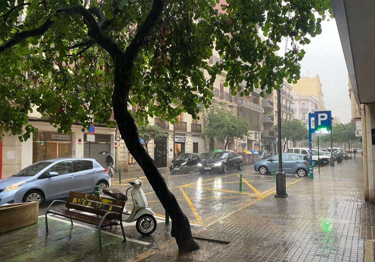 Lluvia muy intensa en la ciudad de Valencia.