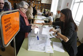 Urnas Electorales y votantes.