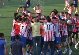 Afición y jugadores del Jávea, fundidos en abrazos.