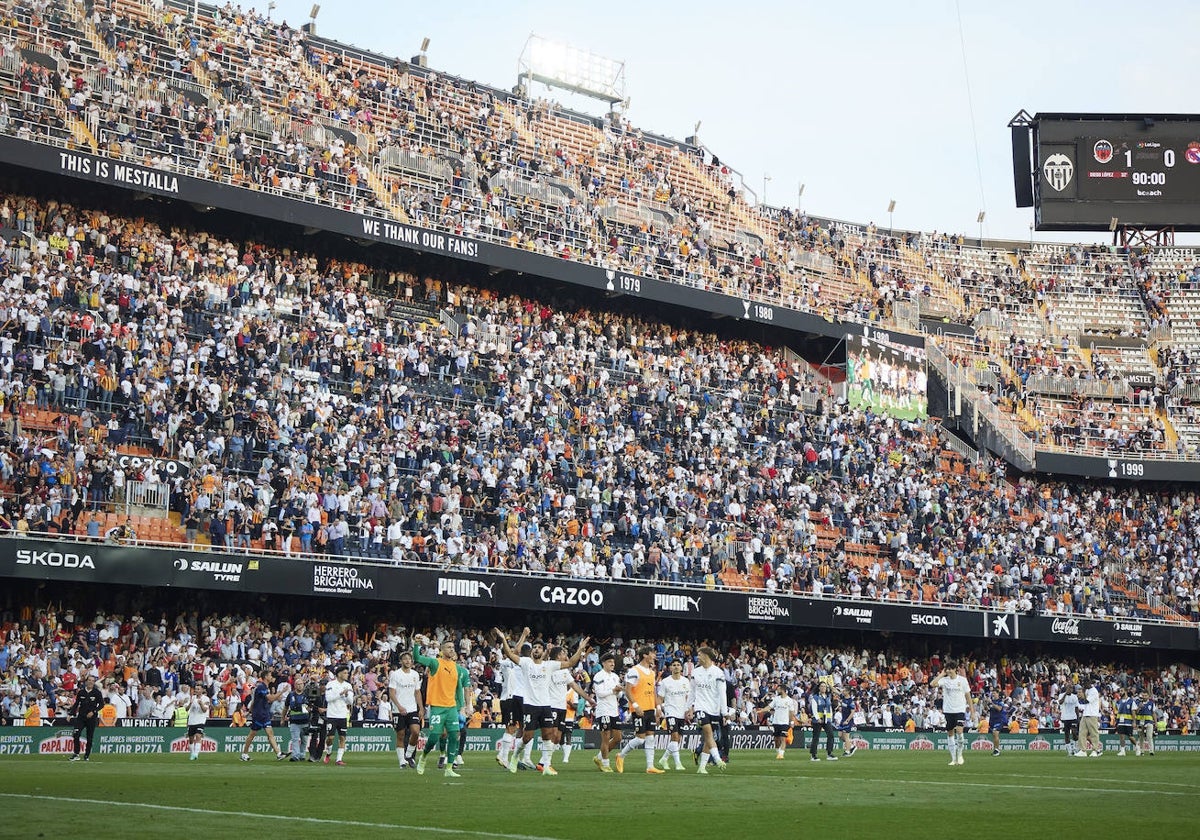 Los jugadores del Valencia celebran la victoria contra el Real Madrid.