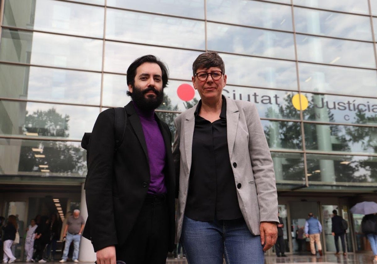 Pilar Lima junto al abogado que la representa en la presentación de la denuncia.