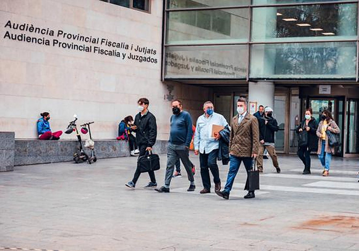 Vicent Llorens, segundo por la derecha, sale de declarar del juzgado.