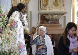 Cola en la plaza de la Virgen para participar en el Besamanos de la Virgen.