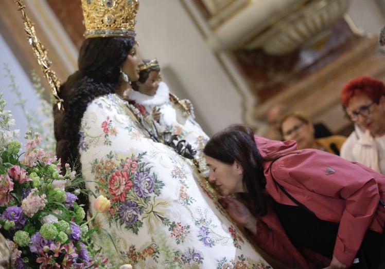 Imagen principal - Besamanos en el interior de la Basílica, y colas en el exterior. 