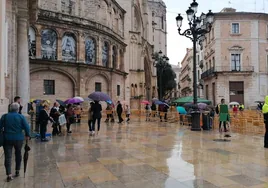 Cola en la Basílica para ser los primeros en participar en el Besamanos.