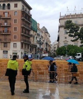 Imagen secundaria 2 - María Luisa Rosa, primera de la cola; los seis primeros en esperar turno, entre ellos Ana Isabel Gómez; y asistentes al Besamanos con paraguas.