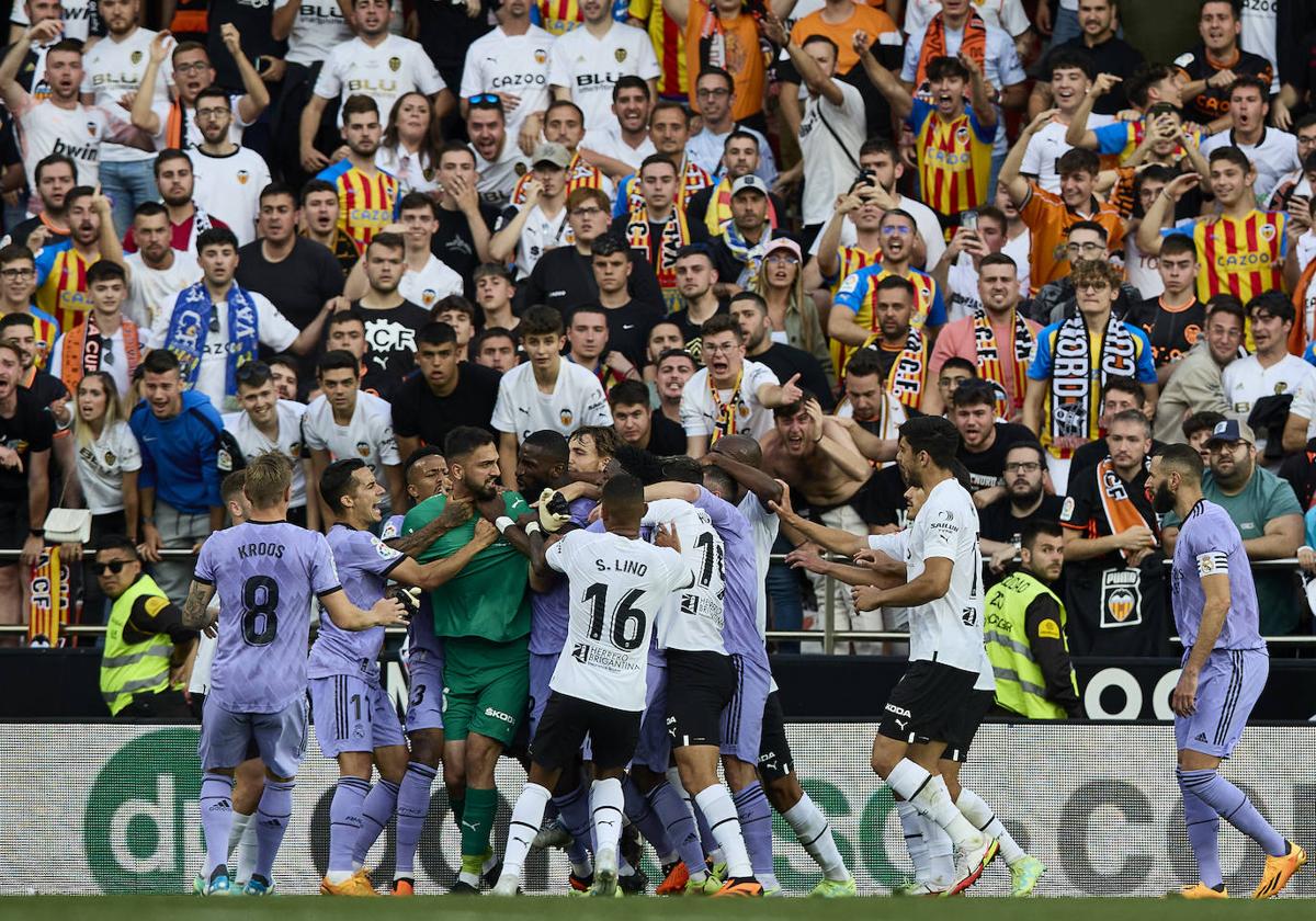 Varios jugadores del Real Madrid cogen del cuello a Goirgi Mamardashvili.