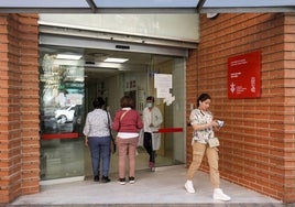 Acceso a un centro de salud valenciano.