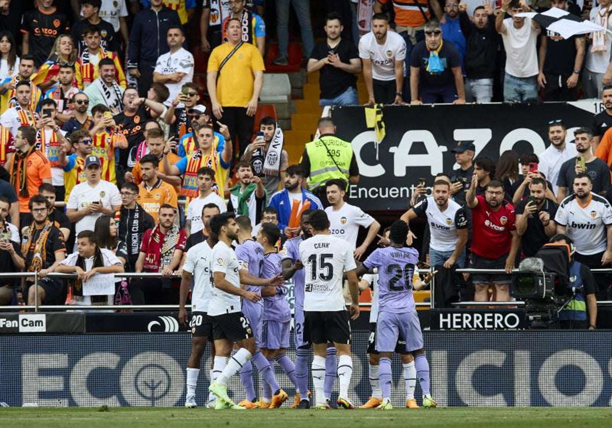 Los jugadores del Valencia intervienen después de que los del Real Madrid se encarararn por la grada el pasado domingo.