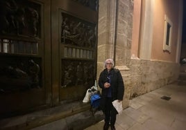 María Luisa Rosa Alfaro, en la puerta de la Basílca.