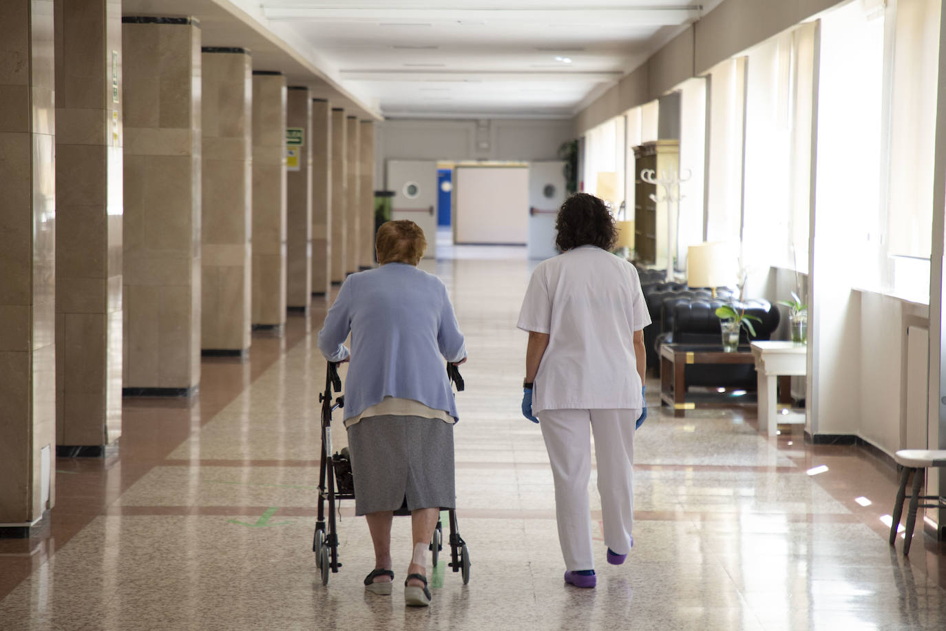 Pasillos de una residencia de tercera edad.