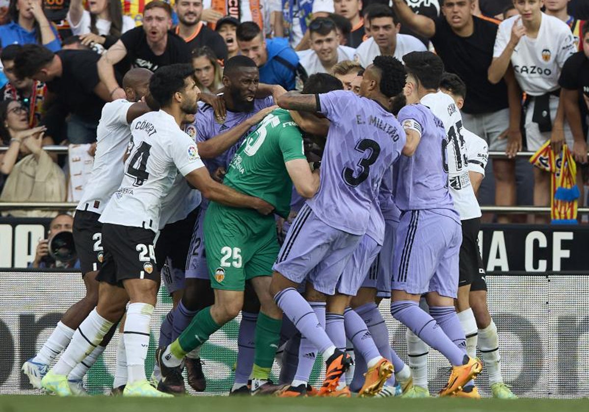 Tangana entre jugadores de Valencia y Real Madrid en la que vio la roja Vinicius.