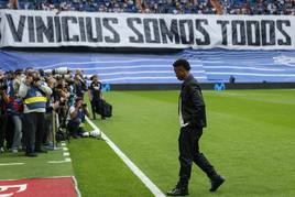 Vinicius, con la pancarta del Bernabéu tras él.