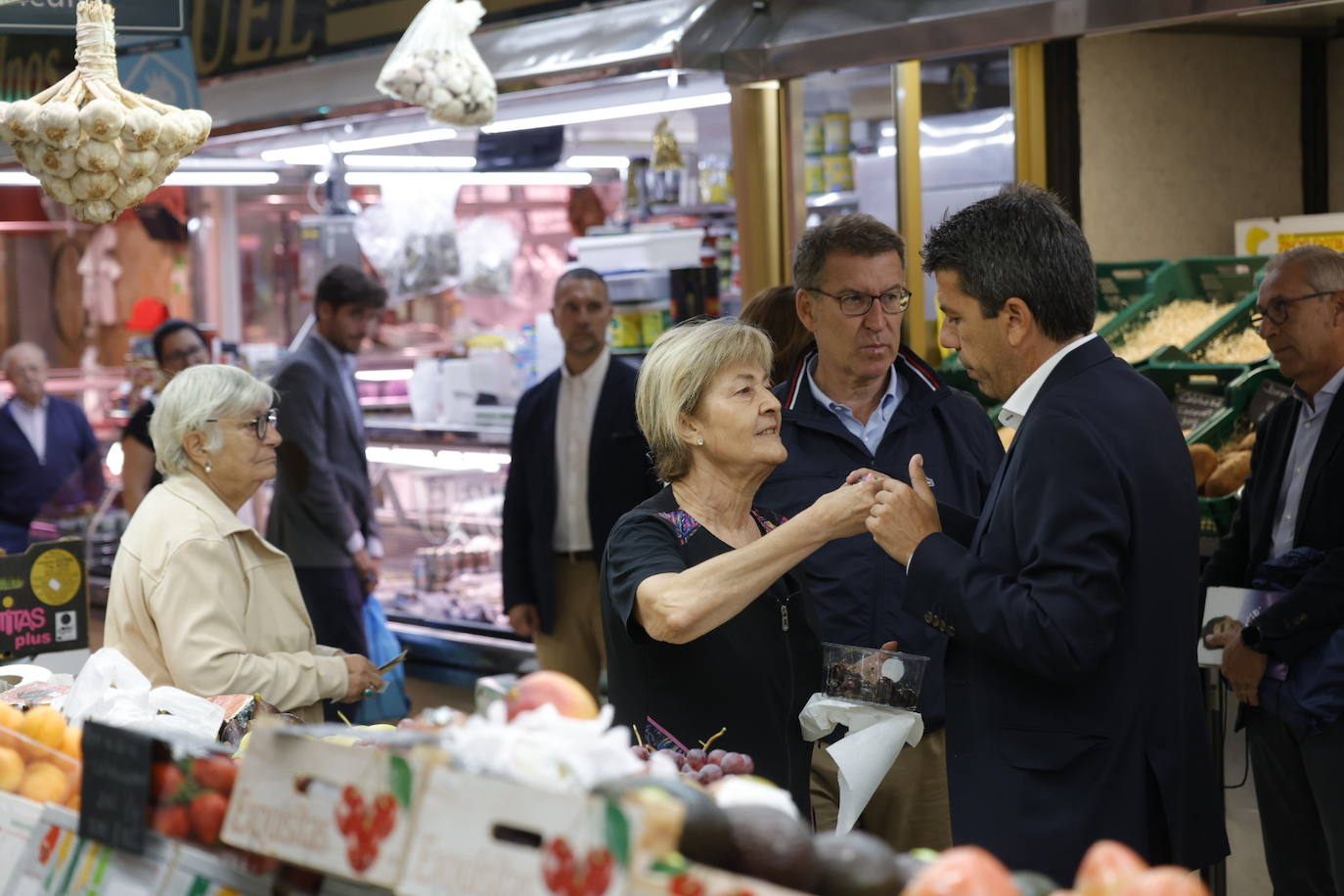 Fotos | Feijóo vuelve a Valencia: del mercado Central a la Fundación Bancaja