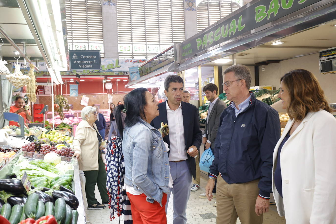 Fotos | Feijóo vuelve a Valencia: del mercado Central a la Fundación Bancaja