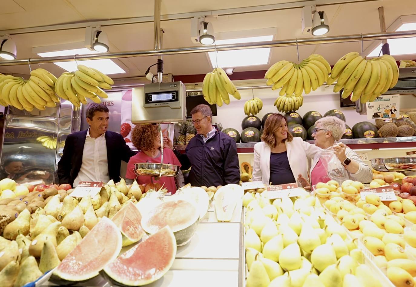 Fotos | Feijóo vuelve a Valencia: del mercado Central a la Fundación Bancaja