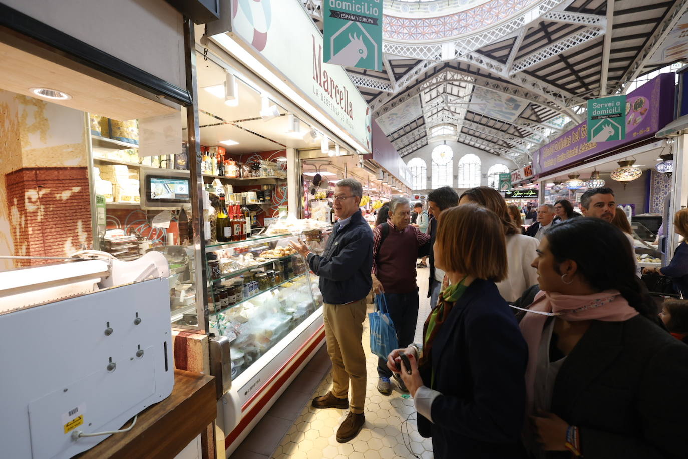 Fotos | Feijóo vuelve a Valencia: del mercado Central a la Fundación Bancaja