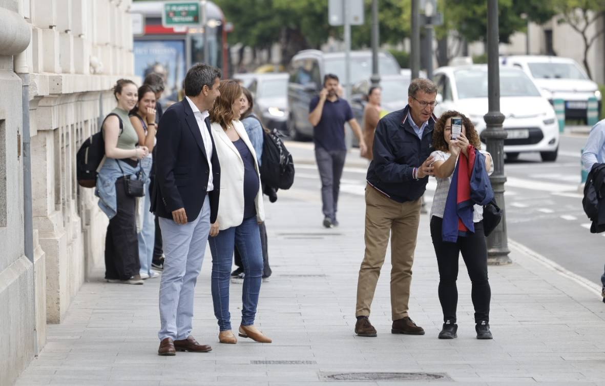 Fotos | Feijóo vuelve a Valencia: del mercado Central a la Fundación Bancaja