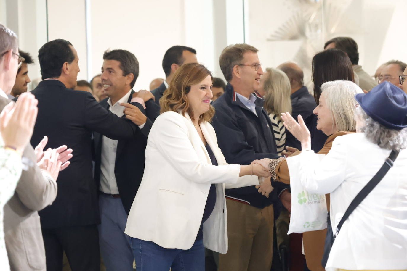 Fotos | Feijóo vuelve a Valencia: del mercado Central a la Fundación Bancaja