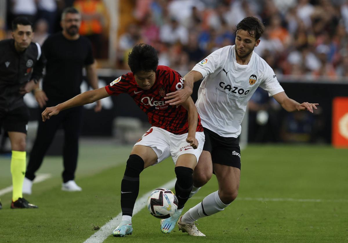 Nico, peleando un balón ante el exvalencianista Kang In.