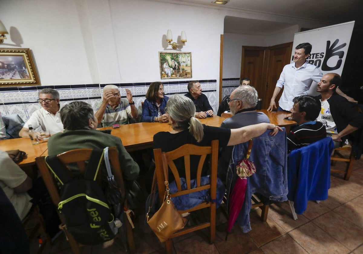 Un acto de campaña de Recortes cero en Paterna, con Joanen Cunyat de pie.