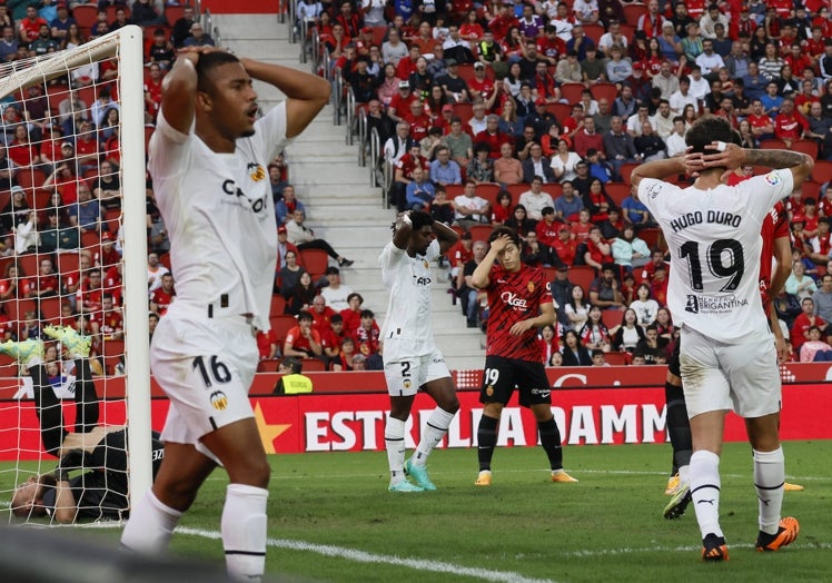 Los jugadores del Valencia lamentan una ocasión del partido en Son Moix en el minuto 36.