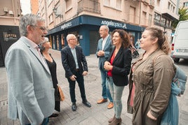 El candidato de Projecte Gandia, Pep Alandete, con el exedil de Políticas Económicas Ferran Martínez, y la actual titular de la cartera en Gandia, Vicenta Ferrer.