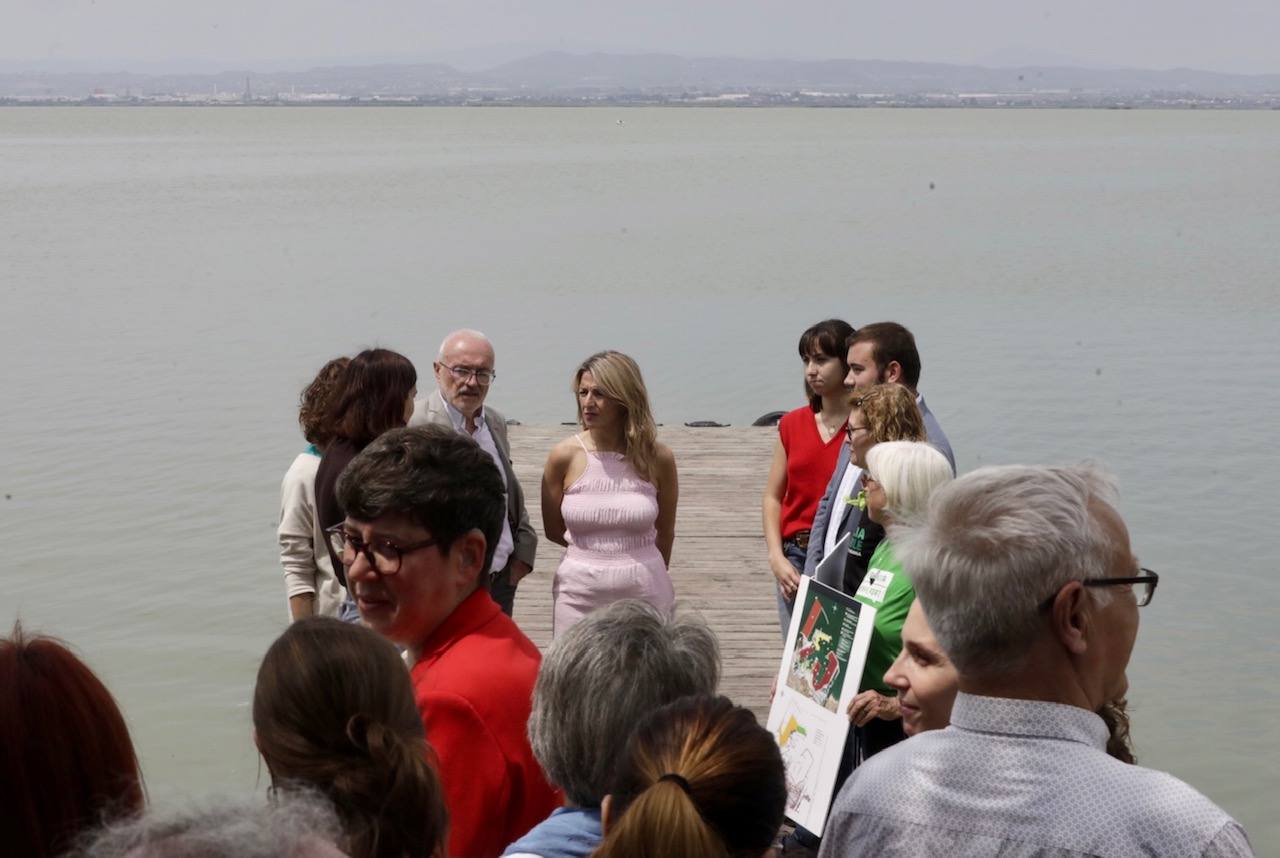 Yolanda Díaz visita la playa del Saler