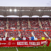 Diakhaby no posa junto a la pancarta de «Racistas fuera del fútbol»