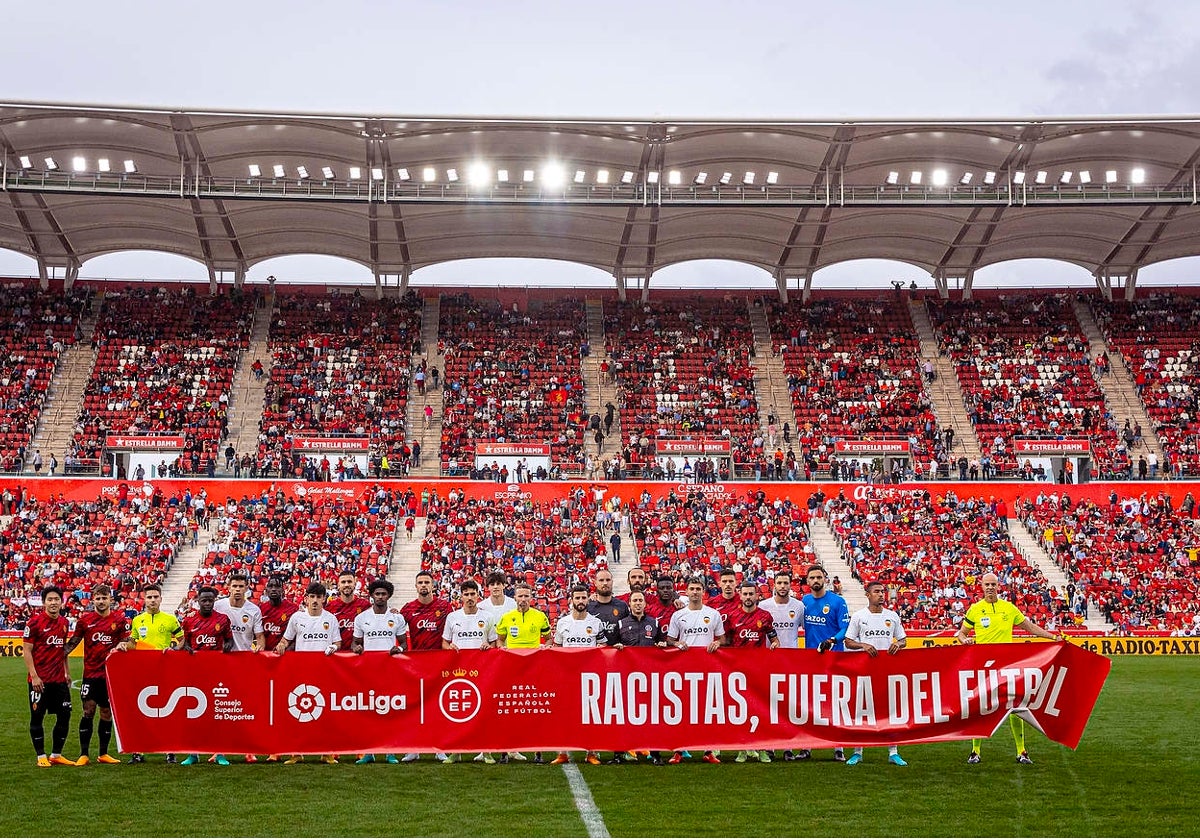 La imagen junto a la pancarta pre partido.